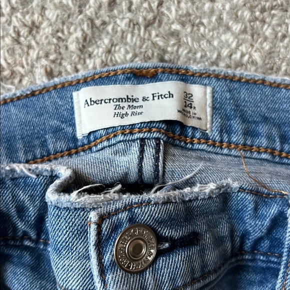 Abercrombie & Fitch Mom High Rise - Picture 3 of 3